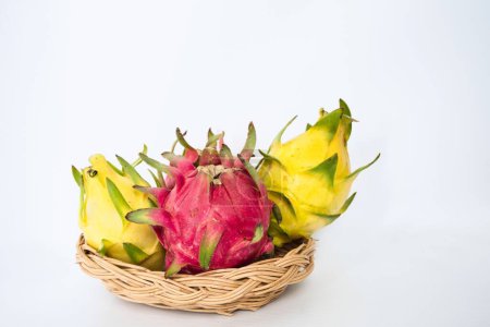 Foto de Unas cuantas Pitaya o Dragon Fruits en la cesta aisladas con fondo blanco - Imagen libre de derechos