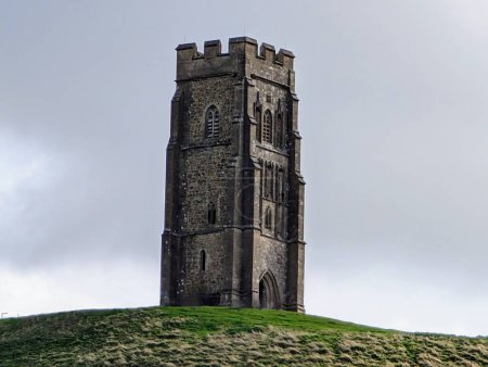 Téléchargez les photos : La colline Glastonbury Tor surmontée de la tour St Michael's sans toit à Somerset, en Angleterre. - en image libre de droit
