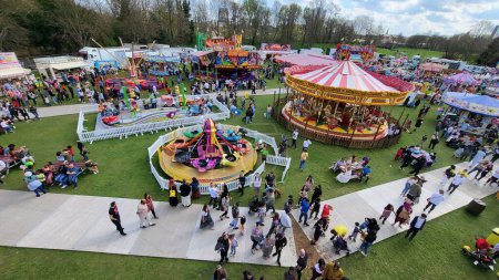 Téléchargez les photos : Une vue en angle élevé des personnes marchant près de la Billy Bates Fun Fair à Leicester, Royaume-Uni - en image libre de droit