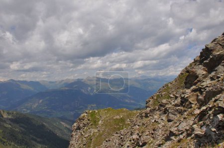 Foto de Un hermoso paisaje de grandes montañas de los Alpes en Italia bajo el cielo nublado durante el día - Imagen libre de derechos