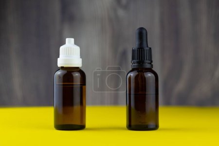 Téléchargez les photos : Un gros plan d'huiles de CBD dans des bouteilles en verre brun - en image libre de droit