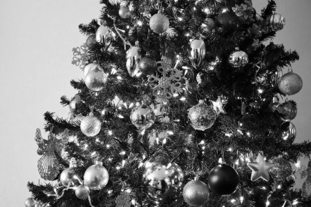 Téléchargez les photos : Une échelle de gris d'un arbre de Noël avec des ornements brillants - en image libre de droit