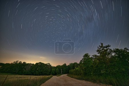 Foto de Una hermosa vista temporal de una noche estrellada sobre el campo - Imagen libre de derechos