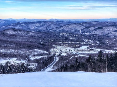 Foto de Una ciudad pintoresca vista desde una colina en Killington Ski Resort, Vermont, Nueva Inglaterra, Canadá - Imagen libre de derechos