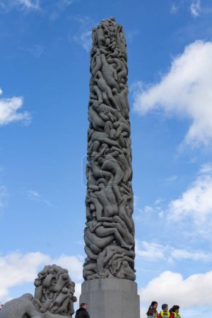 Téléchargez les photos : Un angle bas d'une belle sculpture de tour dans le parc Vigeland entouré par contre un ciel bleu, Oslo - en image libre de droit