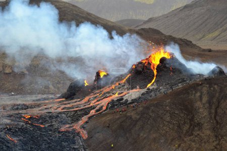 Téléchargez les photos : Une belle vue sur les rivières de lave dans les volcans islandais - en image libre de droit