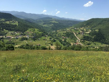 Téléchargez les photos : Un village dans les montagnes verdoyantes en été - en image libre de droit