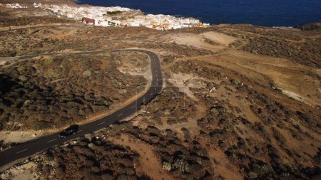 Téléchargez les photos : Vue aérienne d'une route traversant un désert aride à Tenerife, dans les îles Canaries - en image libre de droit