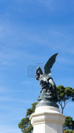 Foto de Un plano vertical de ángulo bajo de una estatua de un ángel caído en el Parque del Retiro, Madrid, España - Imagen libre de derechos