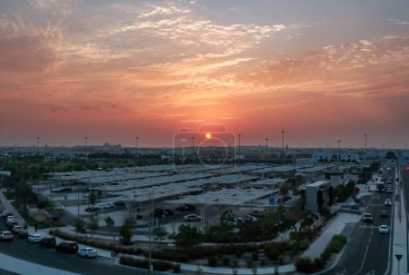 Téléchargez les photos : Un coucher de soleil pittoresque sur la belle ville de Doha, État du Qatar - en image libre de droit