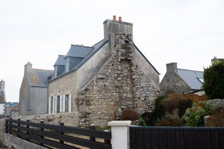 Téléchargez les photos : L'architecture des maisons anciennes, des bâtiments résidentiels sur l'île de Batz en France - en image libre de droit