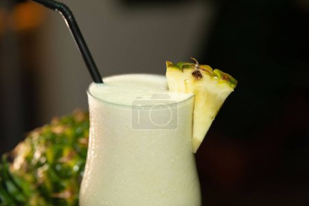 Téléchargez les photos : Un cocktail sur un bar décoré d'un morceau d'ananas - en image libre de droit