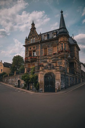 Foto de Un hermoso edificio antiguo gótico alemán en la ciudad de Berna Kastel cerca del río Mosel - Imagen libre de derechos