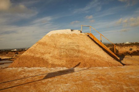 Foto de Una escalera de madera en una pirámide de arena cerca de salinas - Imagen libre de derechos