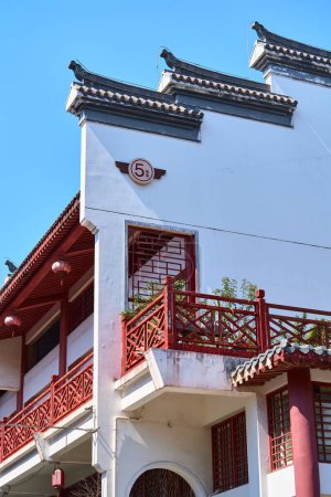Téléchargez les photos : L'extérieur d'un temple de façade d'architecture chinoise avec des murs et un balcon rouge, plan vertical - en image libre de droit