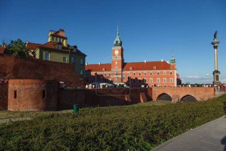 Téléchargez les photos : Le bâtiment historique Château royal à côté des remparts médiévaux barbares de Varsovie, Pologne - en image libre de droit