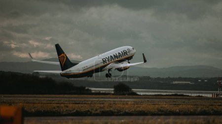 Téléchargez les photos : Un avion Ryanair Boeing 737 décollant de l'aéroport de Liverpool, Royaume-Uni - en image libre de droit