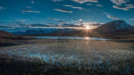 Foto de Una vista del lago pintoresco y el paisaje circundante en el Jotunheimvegen en Noruega - Imagen libre de derechos
