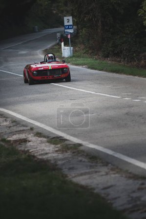 Téléchargez les photos : Une voiture rouge mise en place lors d'une course de vitesse en montée du championnat d'Italie à Pesaro - en image libre de droit