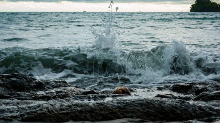 Foto de Una hermosa toma de grandes olas del mar salpicando en una costa rocosa - Imagen libre de derechos
