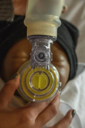 Téléchargez les photos : Un gros plan d'un bébé en plastique pour les pratiques de réanimation - en image libre de droit