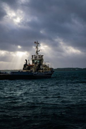 Téléchargez les photos : Plan vertical d'un grand navire industriel près de la jetée de Fredericia, Danemark - en image libre de droit
