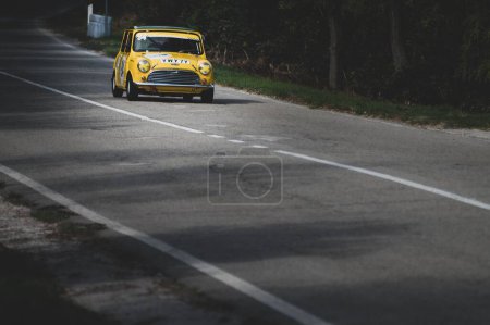 Foto de Un coche amarillo instalado durante una carrera de velocidad cuesta arriba del campeonato italiano en Pesaro - Imagen libre de derechos