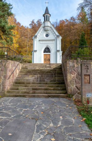 Téléchargez les photos : Un plan vertical de la chapelle blanche de la Vierge Marie dans le beau jardin de Kohutovo, Nova Bana, Slovaquie - en image libre de droit