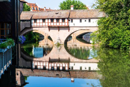 Téléchargez les photos : Le musée Henkerhaus réfléchi sur une rivière par une journée ensoleillée - en image libre de droit