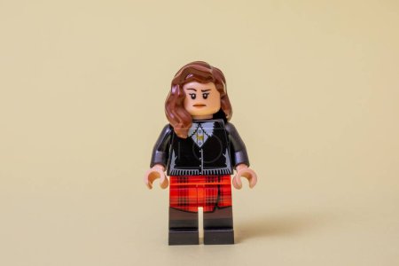 Téléchargez les photos : Un Lego de Clara Oswald du Dr Who de la BBC sur fond clair - en image libre de droit