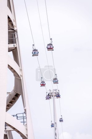 Téléchargez les photos : Vue verticale d'un téléphérique au-dessus de la Tamise à Londres - en image libre de droit