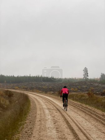 Foto de Una vista trasera del ciclista que monta en carretera - Imagen libre de derechos