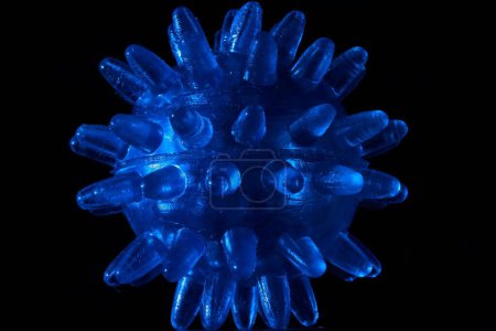 Foto de Representación en 3D de una bola de masaje espinosa azul aislada sobre fondo negro - Imagen libre de derechos