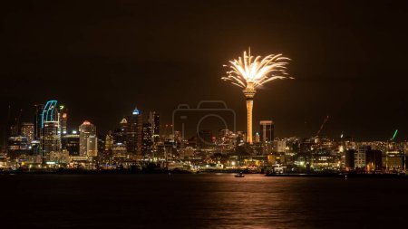 Foto de Una hermosa vista de Auckland fuegos artificiales de Nochevieja en la torre del cielo en Nueva Zelanda por la noche - Imagen libre de derechos