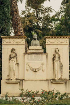 Foto de Un plano vertical del monumento de Emilio Castelar en Sevilla, España - Imagen libre de derechos