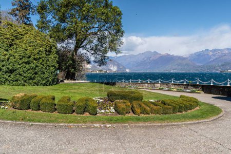 Téléchargez les photos : Le parc Villa Pallavicino à Stresa surplombant le lac Majeur, Piémont, Italie - en image libre de droit