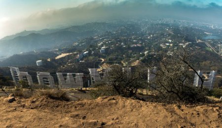 Téléchargez les photos : Une vue de derrière le panneau Hollywood à Hollywood, Californie, USA. - en image libre de droit