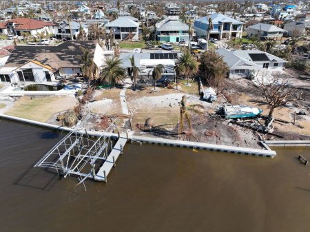 Eine Luftaufnahme der Nachwirkungen des zerstörerischen Hurrikans Ian in einem Wohngebiet an der Küste, Florida