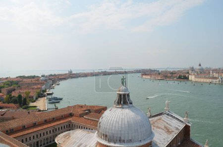 Foto de Una vista aérea del paisaje urbano Venecia rodeada de edificios y agua - Imagen libre de derechos