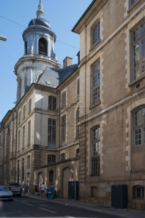 Téléchargez les photos : L'architecture ancienne des bâtiments de la ville de Rennes, France contre le ciel bleu - en image libre de droit