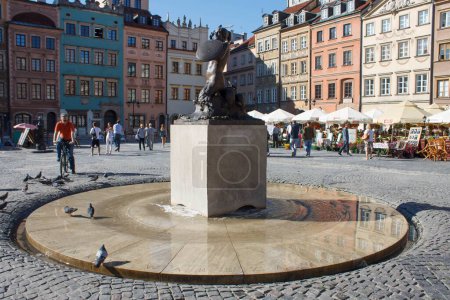 Foto de Monumento a la Sirena de Varsovia y el Lado del Dekert en la Plaza del Mercado de la Ciudad Vieja en Varsovia, Polonia - Imagen libre de derechos