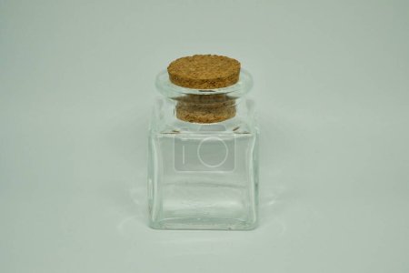 Téléchargez les photos : Plan rapproché d'un petit bocal en verre avec couvercle en liège isolé sur fond blanc - en image libre de droit