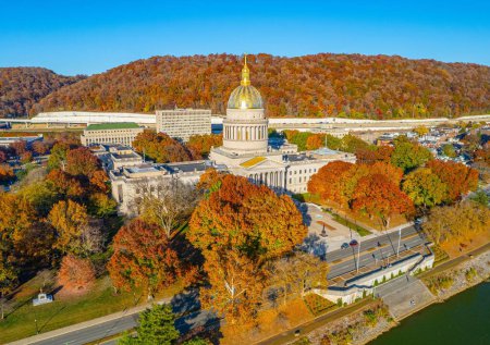 Téléchargez les photos : Vue aérienne du bâtiment du Capitole de l'État de Virginie-Occidentale à l'automne. - en image libre de droit