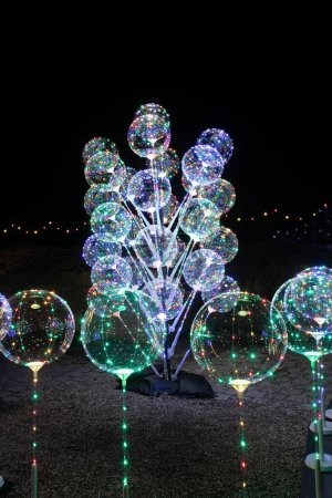 Foto de Una hermosa vista del globo iluminado led festivo - Imagen libre de derechos