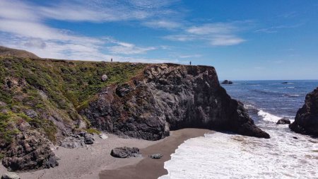 Téléchargez les photos : Un drone d'un énorme rocher sur Goat Rock Beach à Jenner, Californie, USA - en image libre de droit
