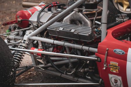 Téléchargez les photos : Un gros plan des détails de la voiture rouge mis en place lors d'une course de vitesse en montée du championnat d'Italie à Pesaro - en image libre de droit