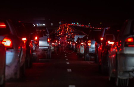 Téléchargez les photos : Une vue de la circulation routière soutenue pendant une période de nuit - en image libre de droit