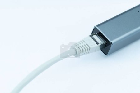 Téléchargez les photos : Un Ethernet RJ 45 LAN vers USB en arrière-plan bleu - en image libre de droit