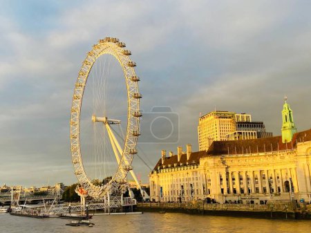 Téléchargez les photos : Vue panoramique de la grande roue London Eye sur la rive sud de la Tamise à Londres, Royaume-Uni - en image libre de droit
