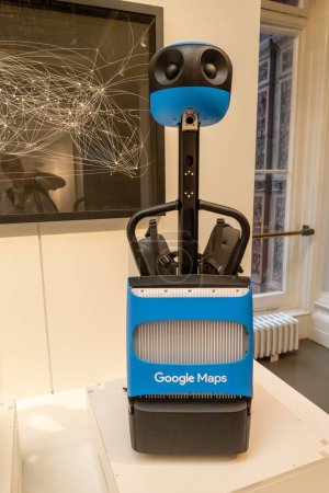 Foto de Un robot de Google Maps en el Victoria and Albert Museum, Londres, Reino Unido - Imagen libre de derechos